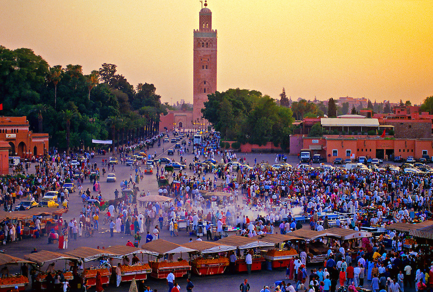 Jemaa el Fna (central square), Mosquee Koutoubia (mosque) in background, Marrakech, Morocco