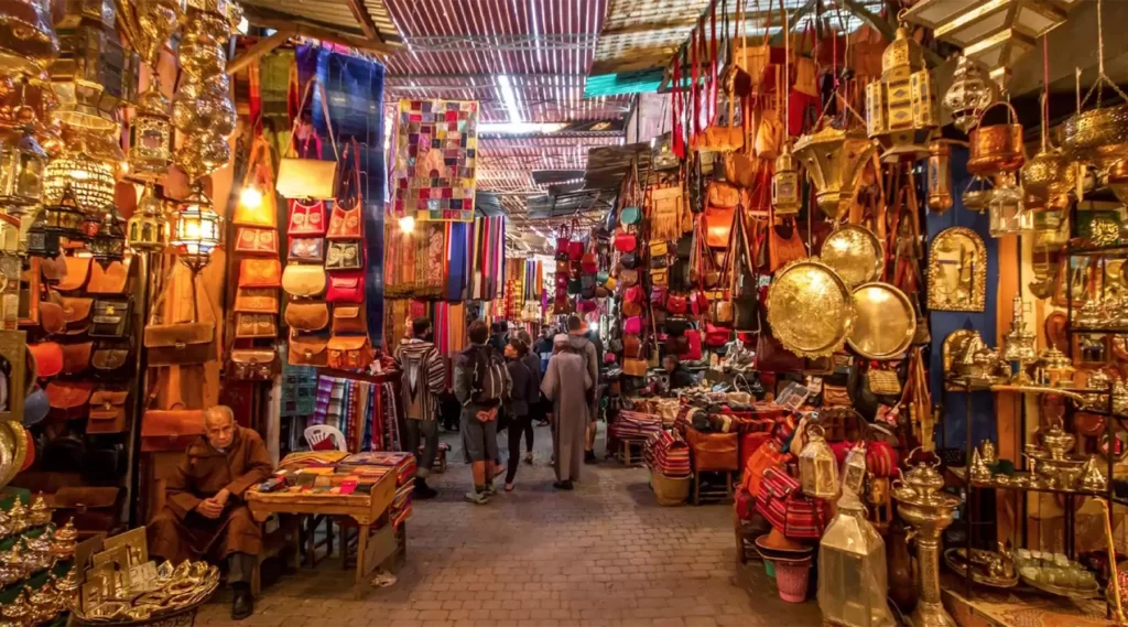 Guía oficial acompañando a viajeros por Marrakech
