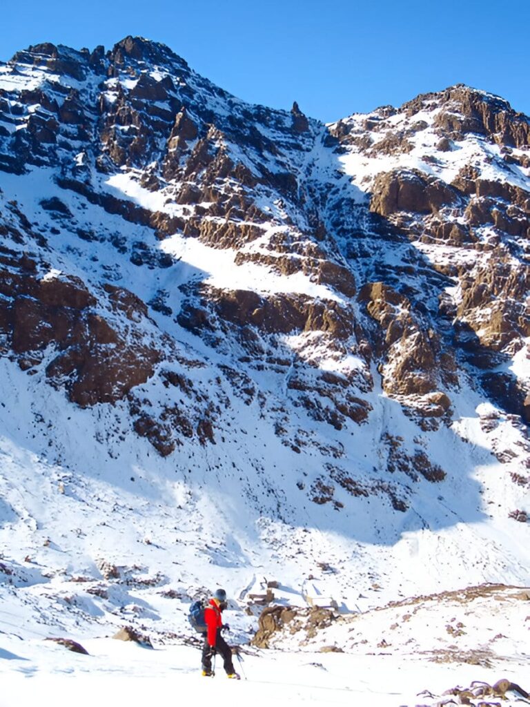 Valle de Imlil al pie del monte Toubkal Valle de Imlil al pie del monte Toubkal