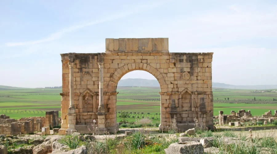 Arch of Caracalla in Volubilis Roman ruins – Arco de Caracalla en Volubilis, excursión desde Fez